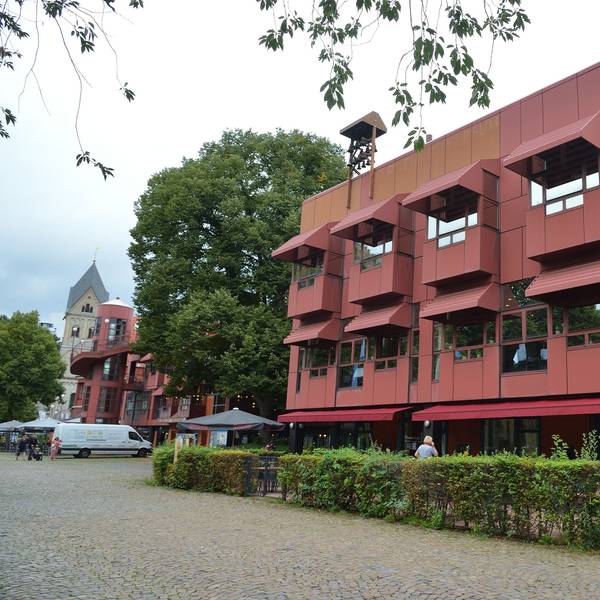 Vor dem Bergischen Löwen wächst eine Hecke.