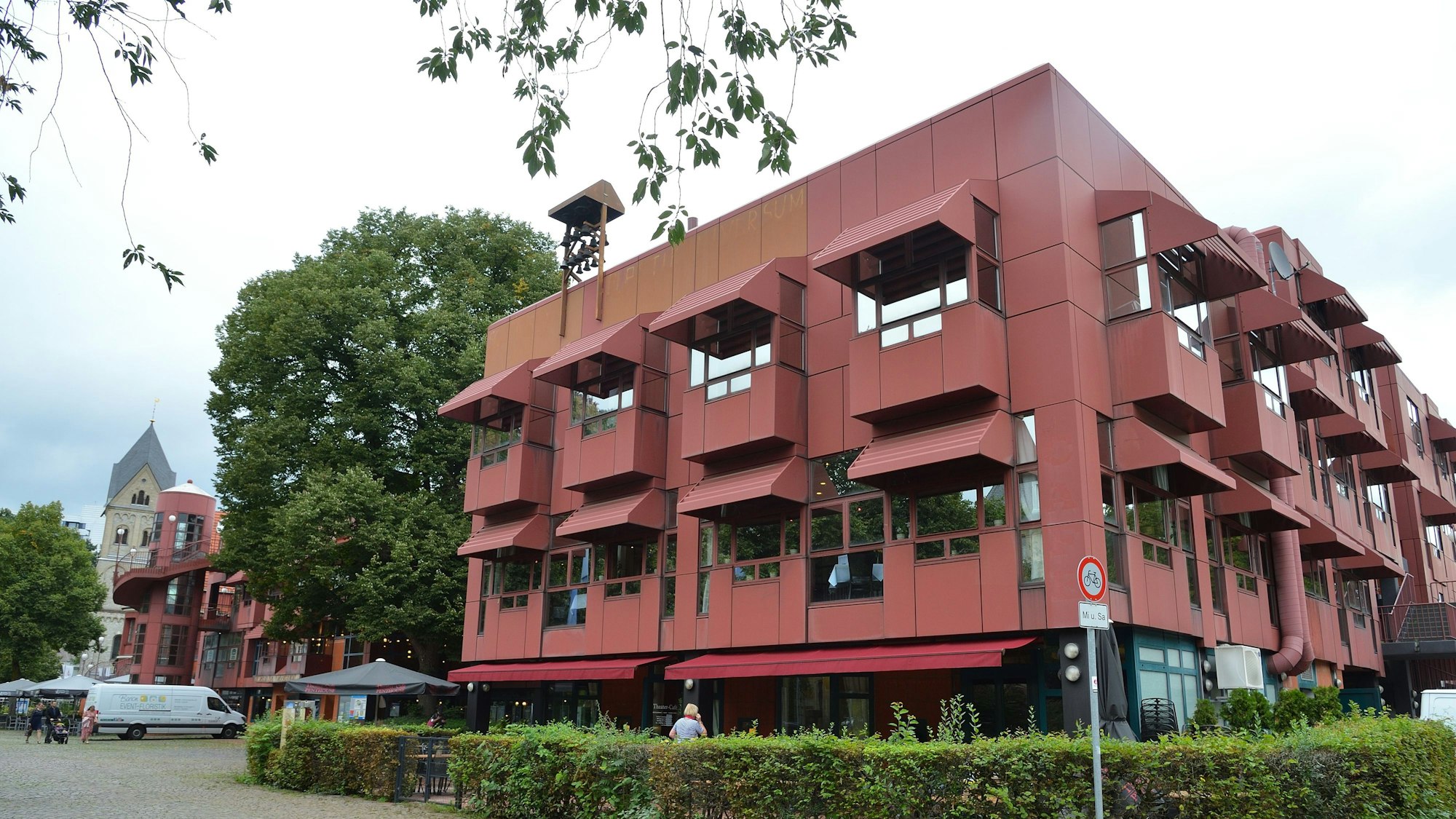 Vor dem Bergischen Löwen wächst eine Hecke.