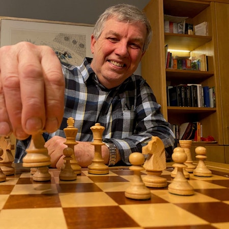 Zu sehen ist Friedhelm Heuser beim Schachspielen.