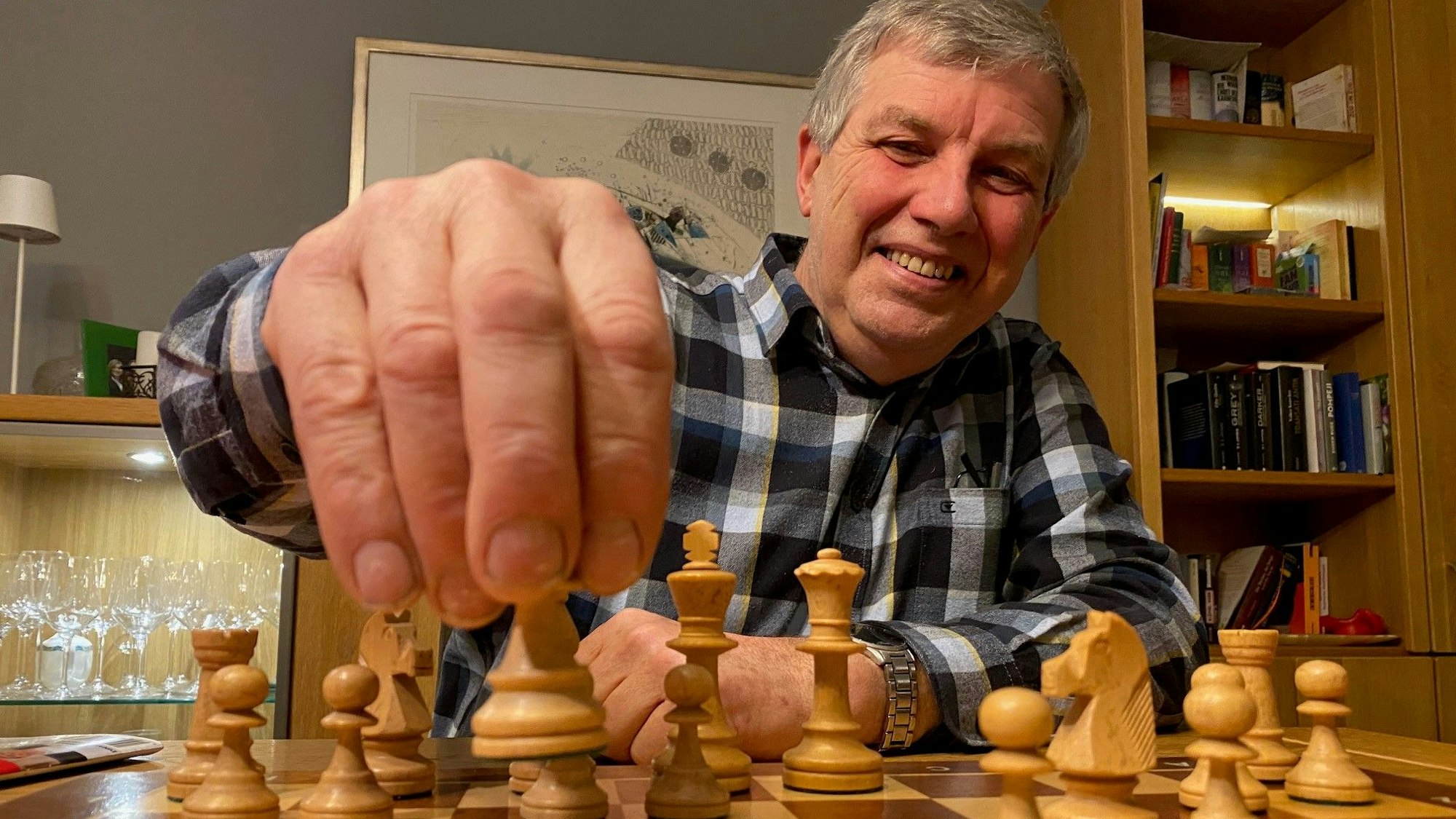 Zu sehen ist Friedhelm Heuser beim Schachspielen.