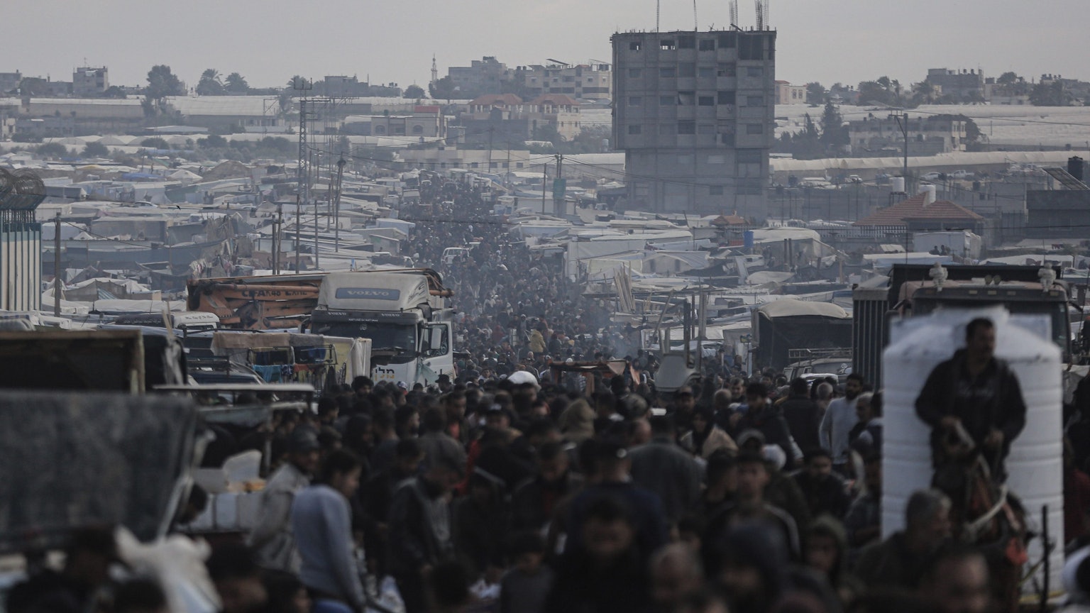 Rafah: Vertriebene Palästinenser werden in der Nähe der Grenze zwischen Gaza und Ägypten gesehen.