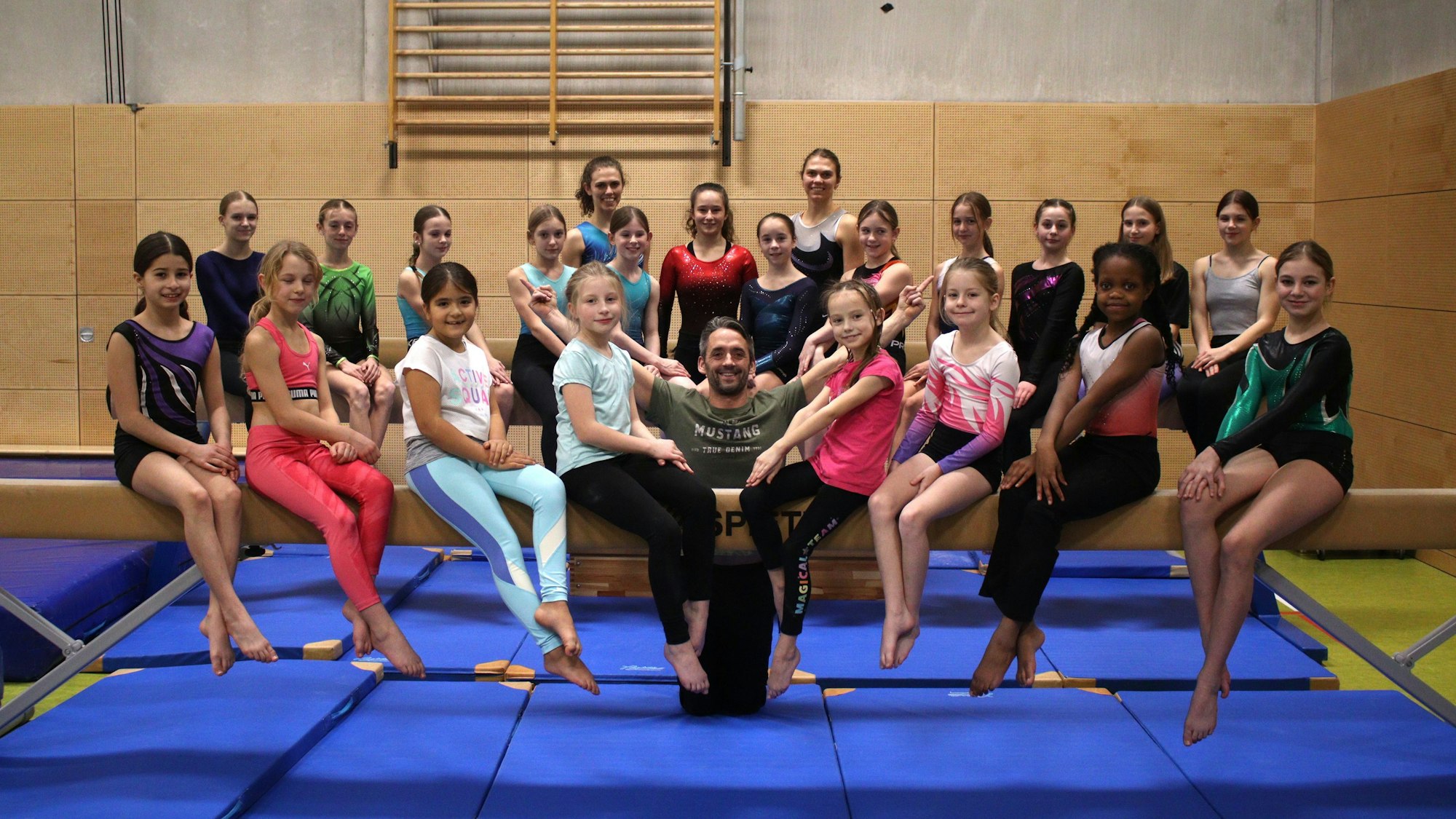 Die Turnerinnen des Euskirchener TSC und ihr Trainer Manuél Heister beim Gruppenbild.