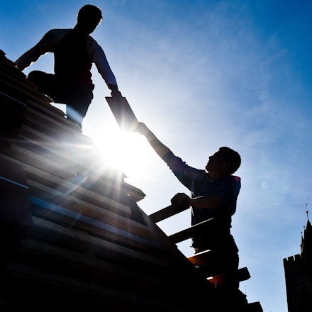 Dachdecker decken ein Dach.