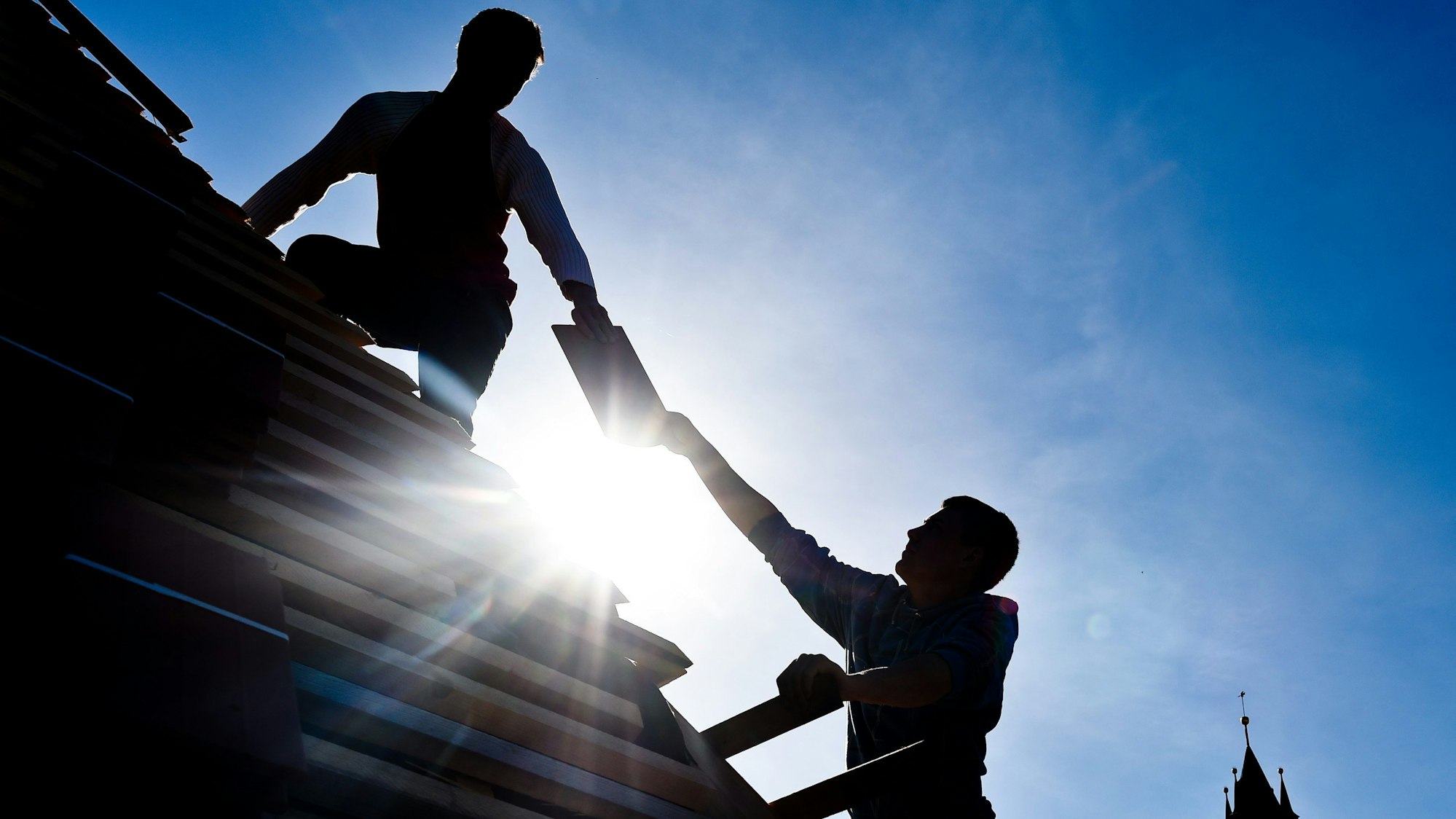 Dachdecker decken ein Dach.