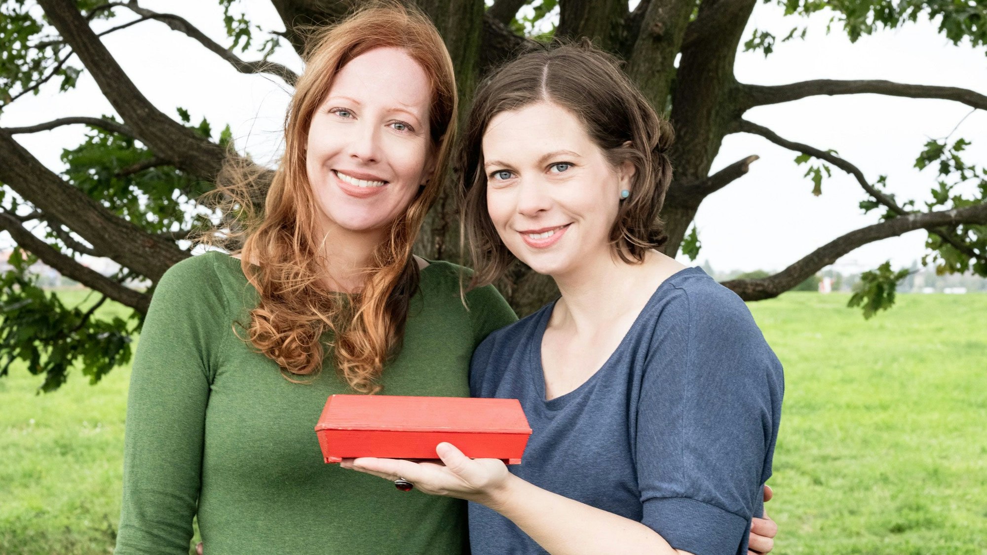 Sarah Benz (l.) und Katrin Trommler, die Autorinnen des Buches „Sarggeschichten“