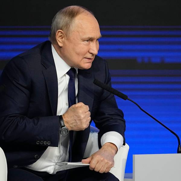 Kremlchef Wladimir Putin ballt bei einem Wahlkampftermin in Moskau am Mittwoch die Hand. Der russische Diktator will weitere Gebiete der Ukraine erobern.