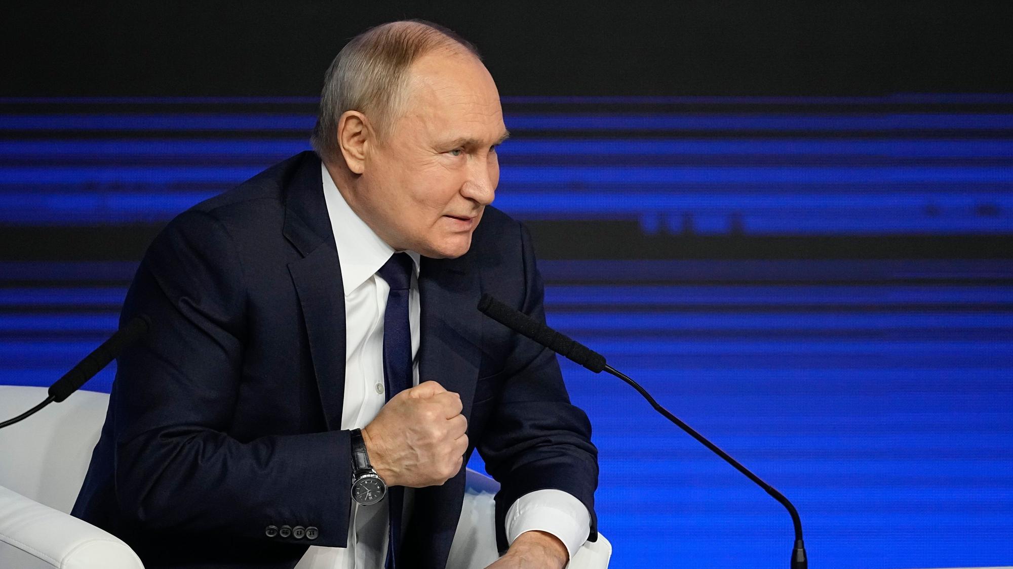 Kremlchef Wladimir Putin ballt bei einem Wahlkampftermin in Moskau am Mittwoch die Hand. Der russische Diktator will weitere Gebiete der Ukraine erobern.