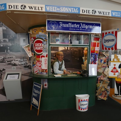 Ein historischer Kiosk steht im Museum.