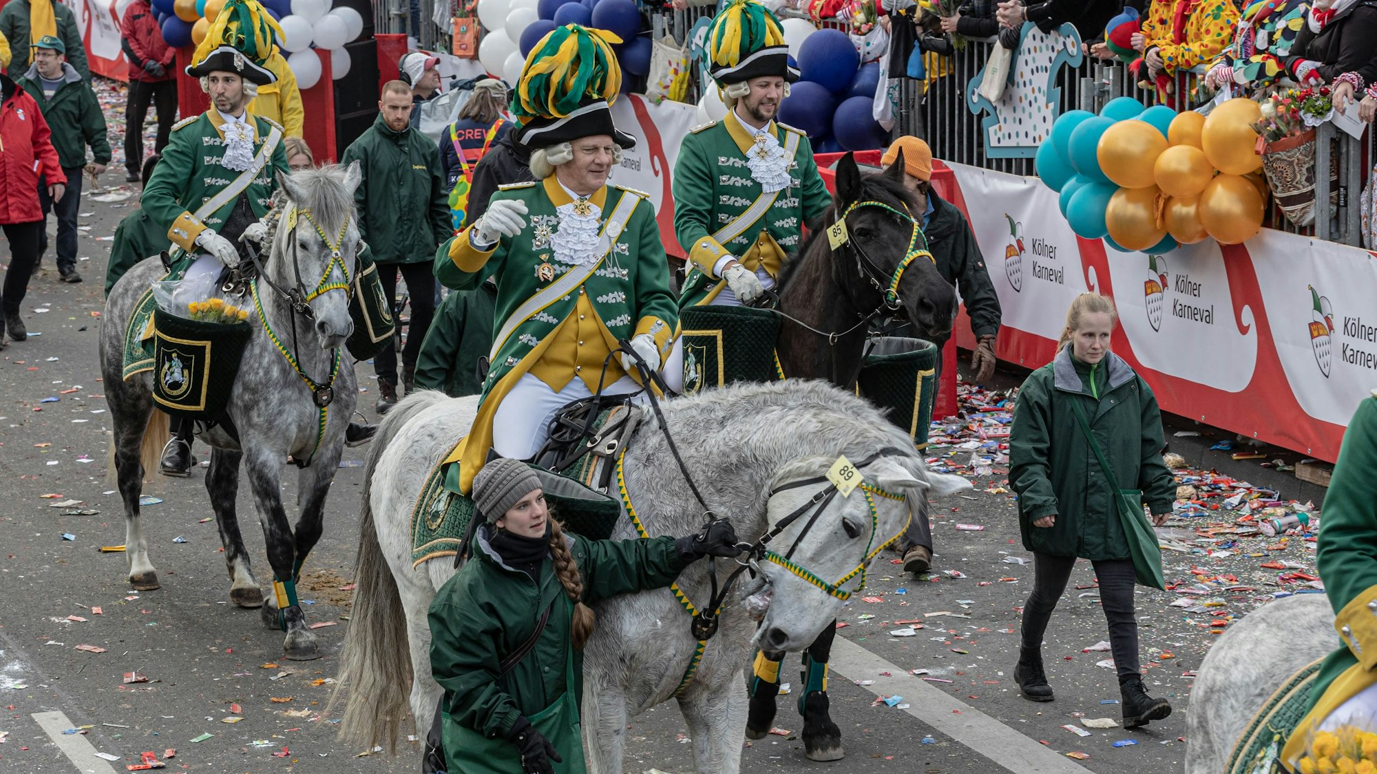 Die Teilnahme am Rosenmontagszug gilt für die Pferde in Köln als bestandene Gelassenheitsprüfung. Hier das Reiterkorps der Ehrengarde.