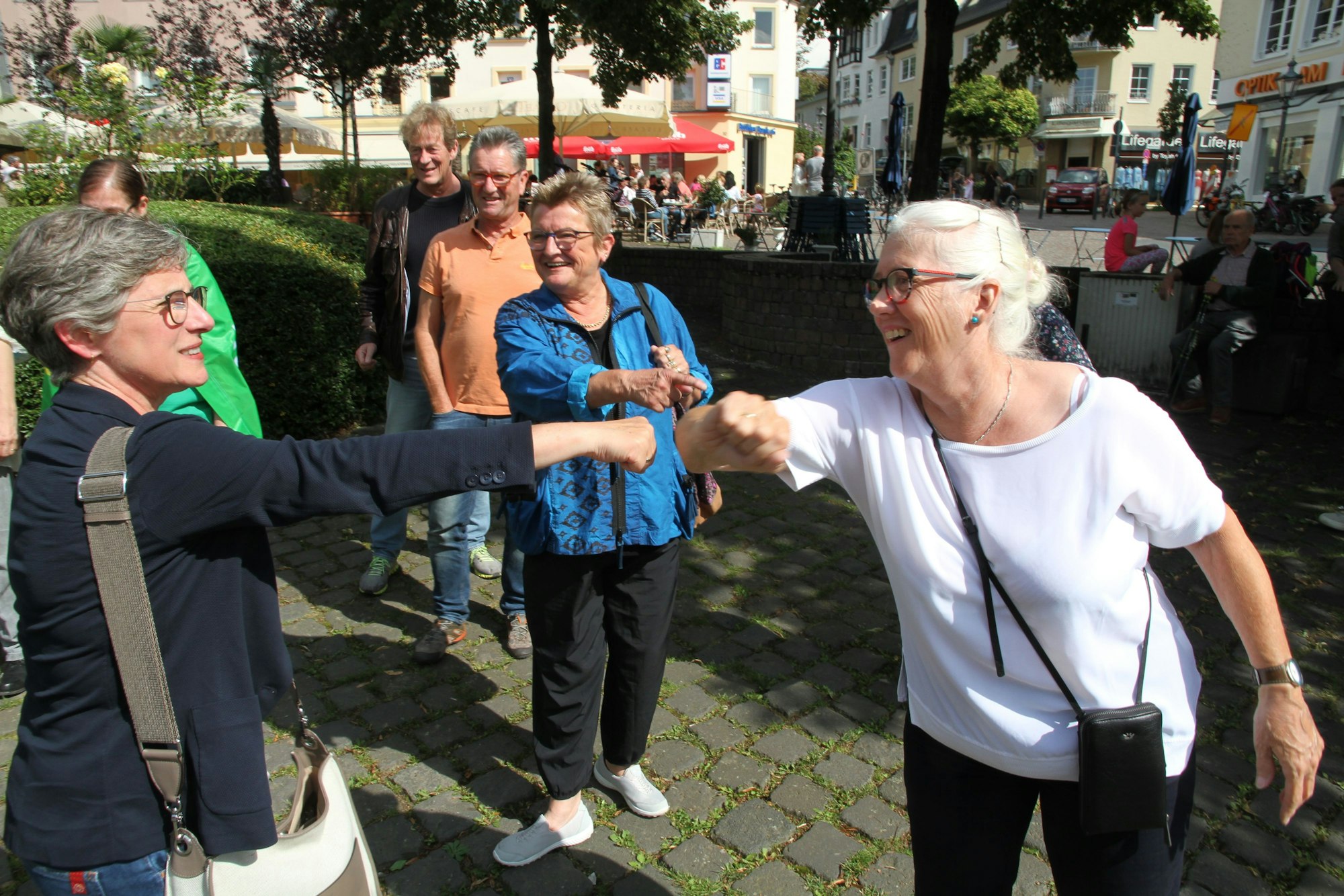 Zwei Frauen begrüßen sich