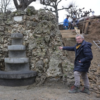 Dieter Wegerhoff am zurückgekehrten Emilienbrunnen