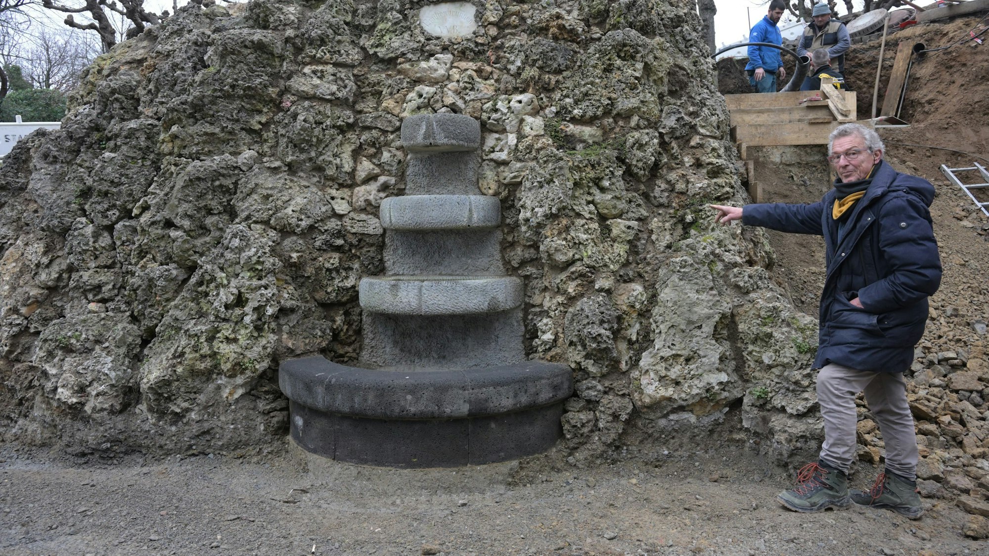 Dieter Wegerhoff am zurückgekehrten Emilienbrunnen