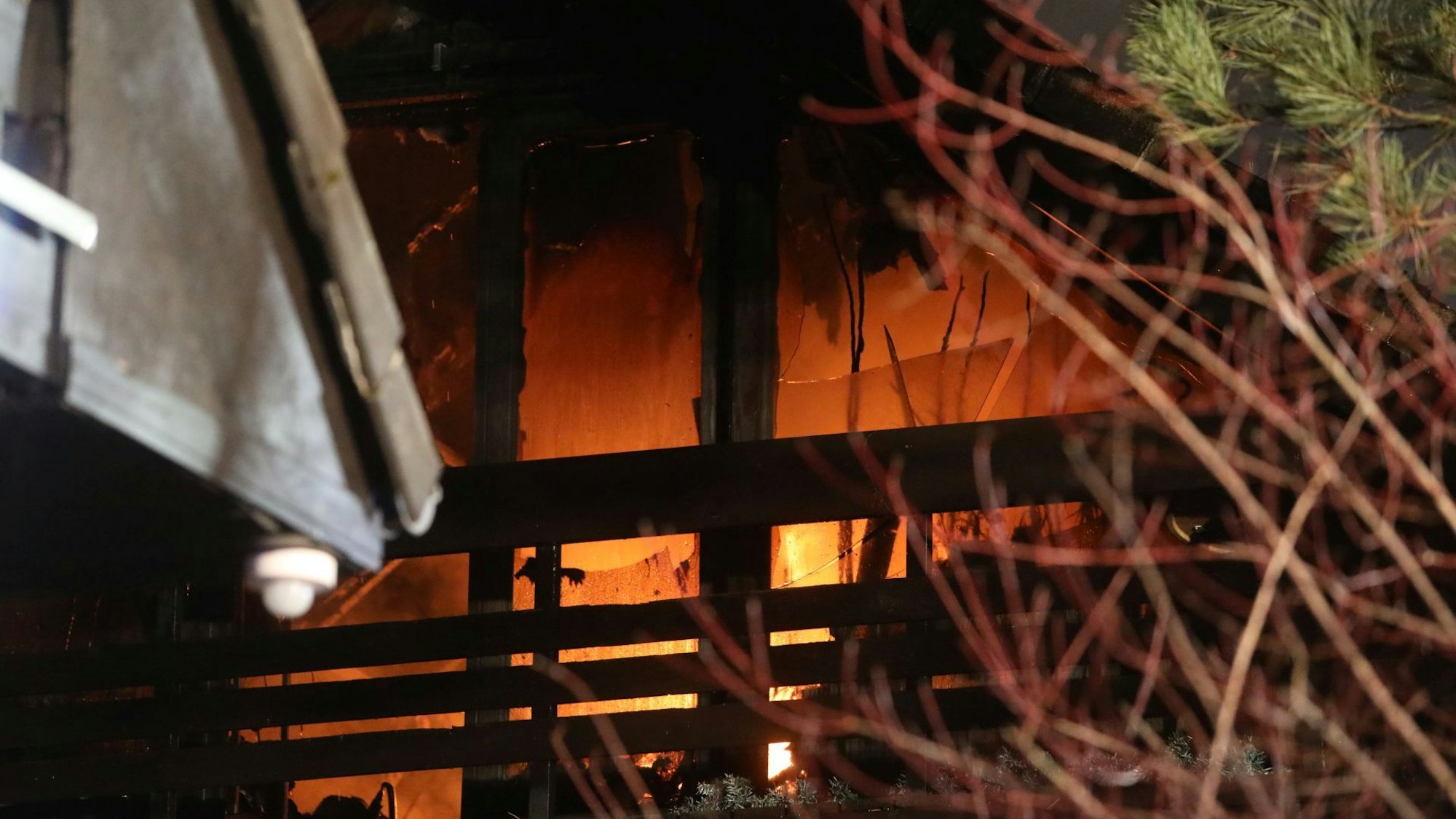 Der ausgebaute Dachstuhl eines Holzhauses brannte vollständig aus.