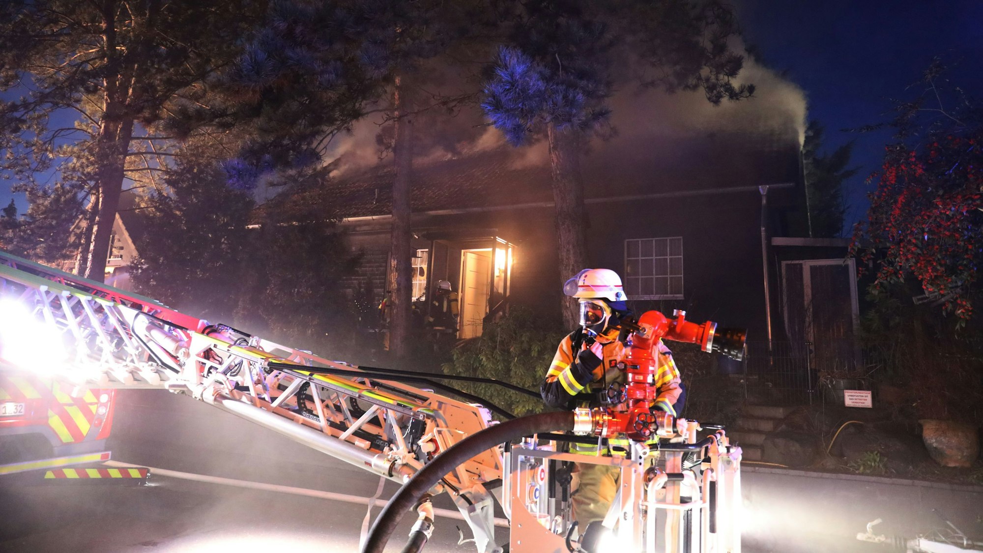 100 Feuerwehrleute waren bei dem Brand in Bad Honnef im Einsatz. Auch eine Dohnengruppe wurde angefordert.