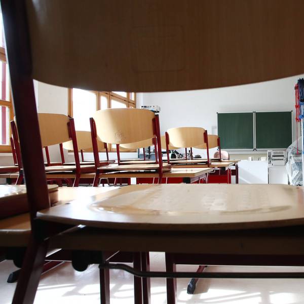 Ein leeres Klassenzimmer.