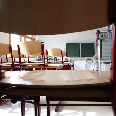 Ein leeres Klassenzimmer.