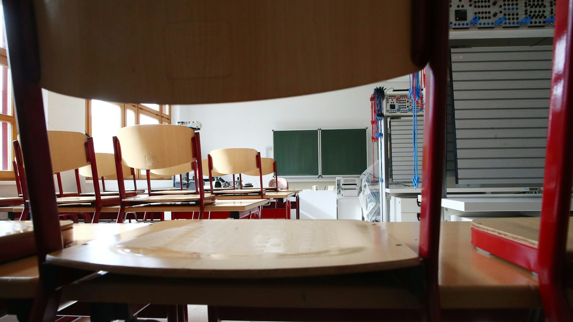 Ein leeres Klassenzimmer.