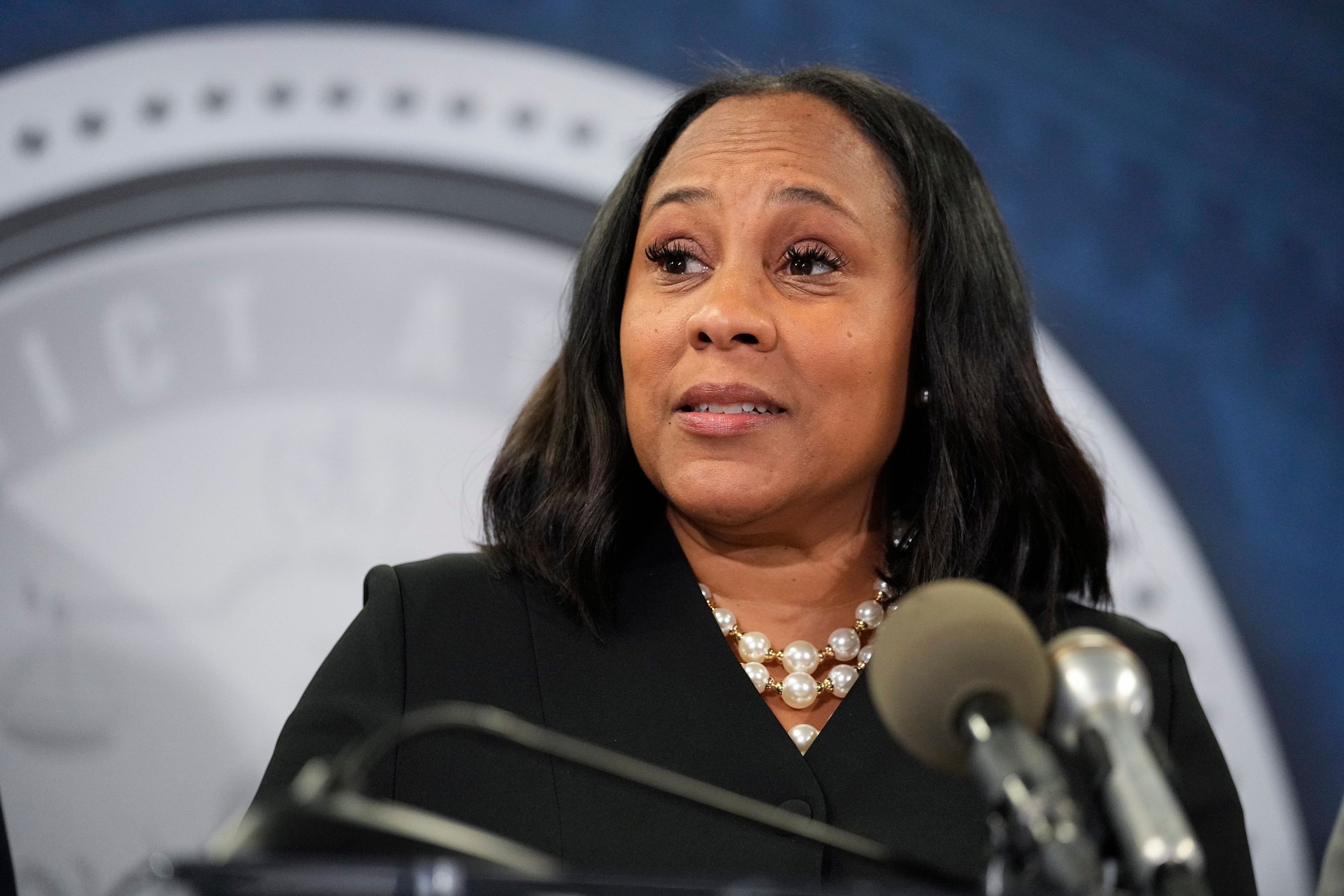 ARCHIV - 20.08.2023, USA, Atlanta: Fani Willis, Bezirksstaatsanwältin in Fulton County, spricht während einer Pressekonferenz im Fulton County Government Center.  (zu dpa: «Trump-Anklägerin in Georgia in der Bredouille») Foto: John Bazemore/AP/dpa +++ dpa-Bildfunk +++
