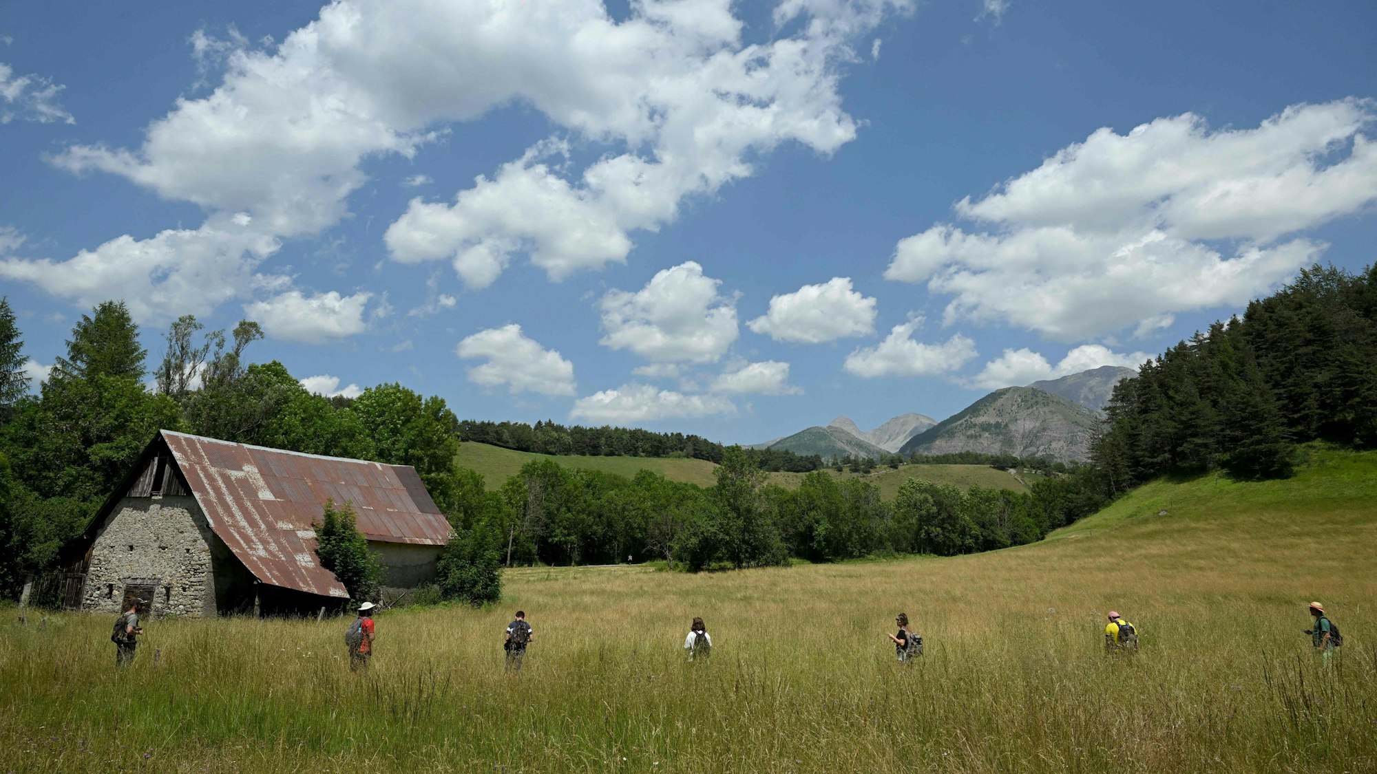 Freiwillige und Beamte der französischen Gendarmerie suchen im französischen Alpendorf Le Vernet nach dem vermissten Émile.