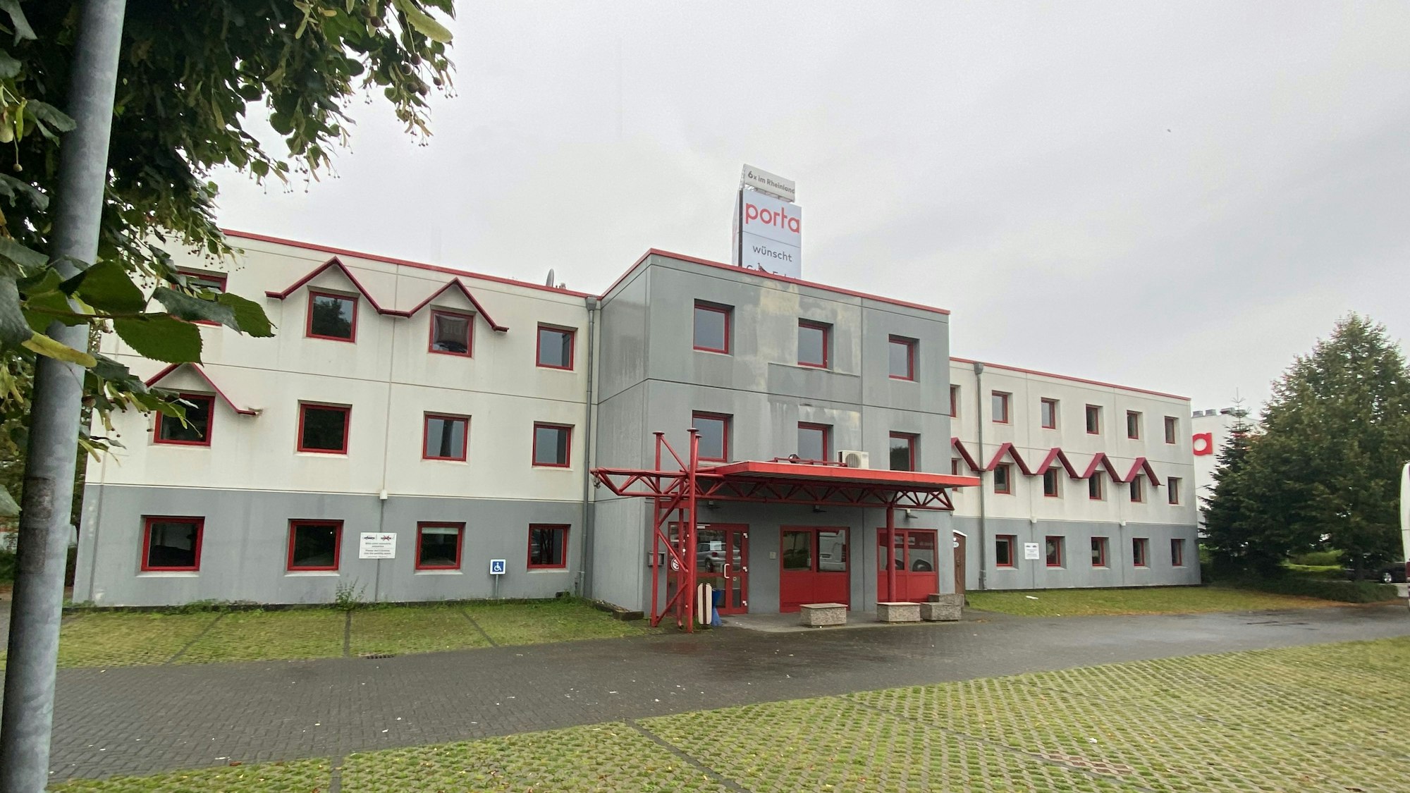 Auf dem Bild ist ein ehemaliges Hotel zu sehen.