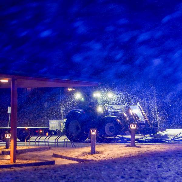 Ein Traktor steht im norwegischen Trondheim während eines schweren Blizzards und Orkans auf einem Feld. Der Zyklon Ingunn hat am Donnerstag Skandinavien erreicht.