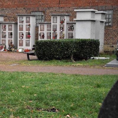 Seit einigen Jahren können Verstorbene in Berrendorf in Urnenstelen ihre letzte Ruhe finden. Eine Umbettung auf andere Friedhöfe ist weitestgehend ausgeschlossen.