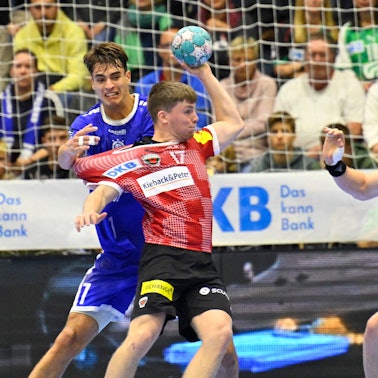 Eine Spielsituation zwischen dem VfL Gummersbach und den Füchsen Berlin auf dem Handballfeld.