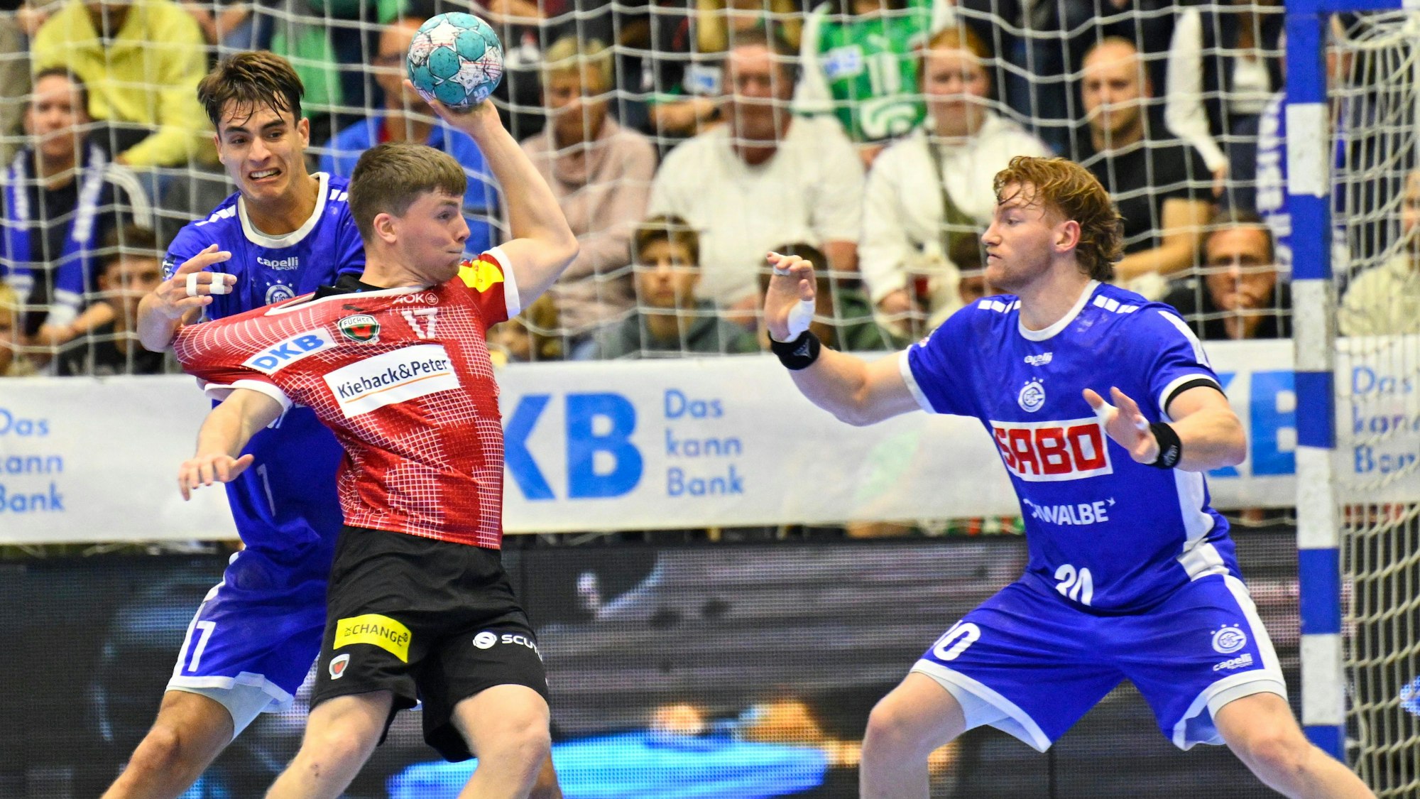 Eine Spielsituation zwischen dem VfL Gummersbach und den Füchsen Berlin auf dem Handballfeld.