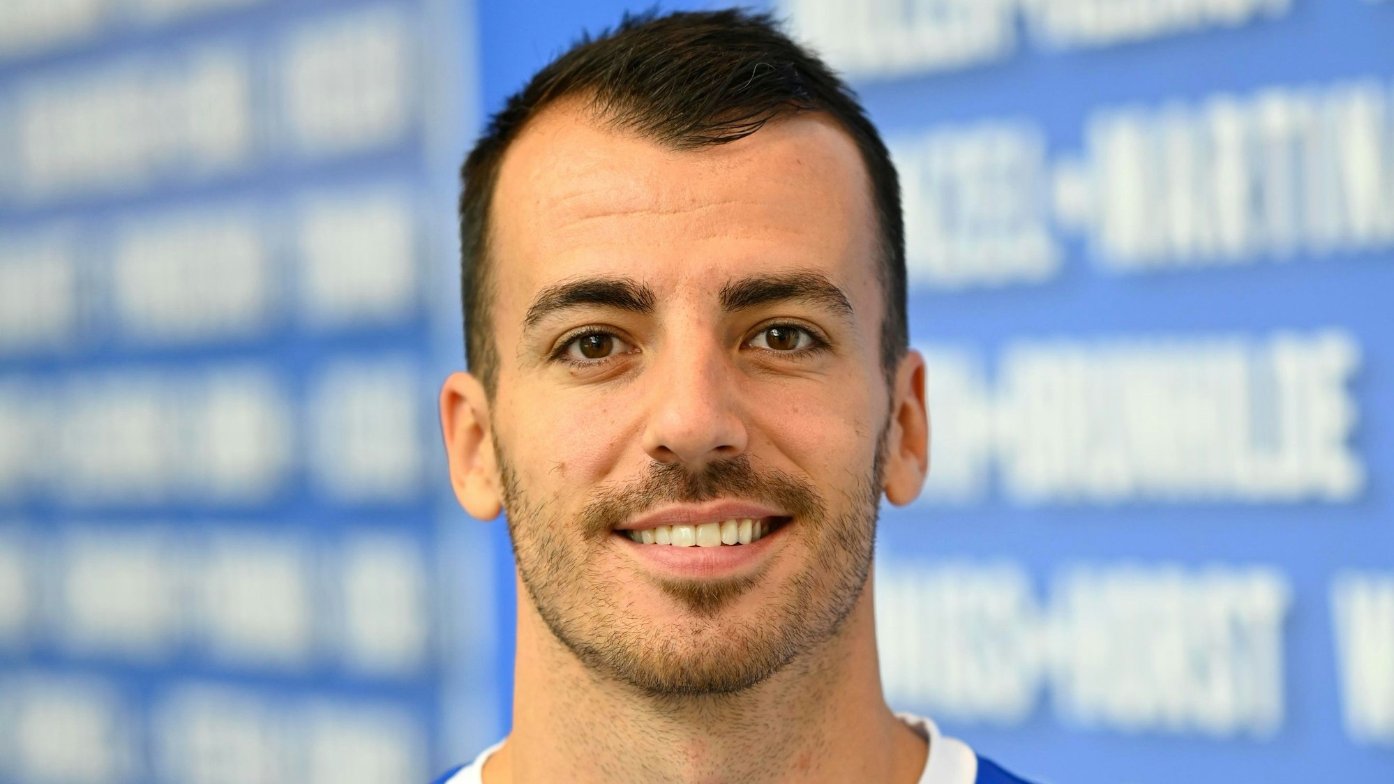 Milos Vujovic im Porträt.