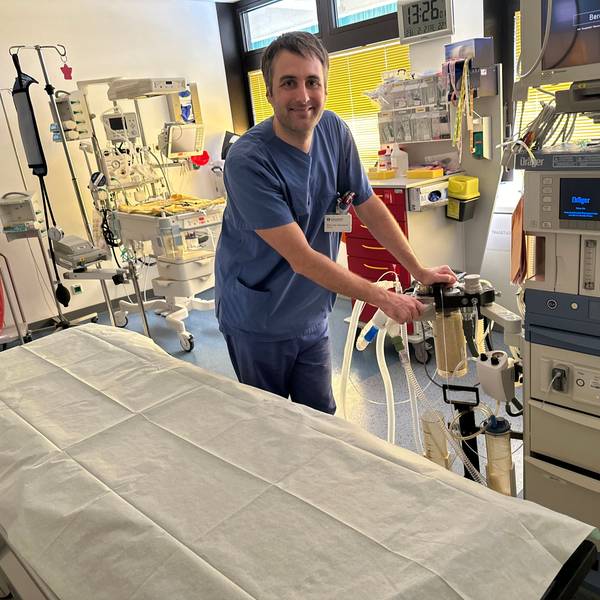 Privatdozent Dr. Tobias Hannes ist als Oberarzt Leiter der Intensivstation und Notfallversorgung für Kinder an der Asklepios Kinderklinik in Sankt Augustin.