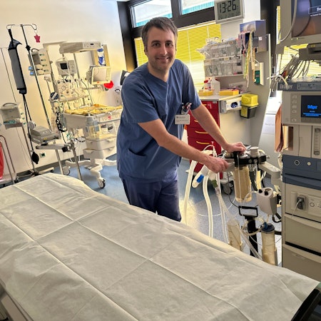 Privatdozent Dr. Tobias Hannes ist als Oberarzt Leiter der Intensivstation und Notfallversorgung für Kinder an der Asklepios Kinderklinik in Sankt Augustin.