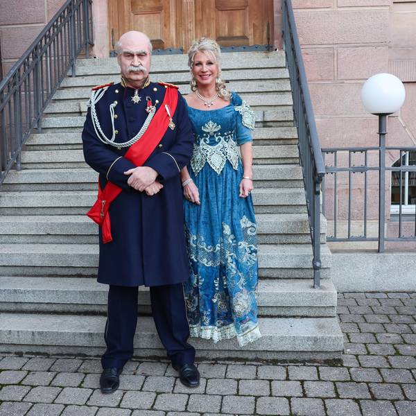 Bayerns Ministerpräsident Markus Söder (CSU, l) und Karin Baumüller-Söder gehen als Reichskanzler Otto von Bismarck und eine Dame aus der Zeit Bismarcks zum Franken-Fasching.