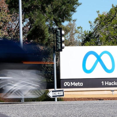 Ein Meta-Zeichen in der Unternehmenszentrale in Menlo Park. Facebook feiert dieser Tage seinen 20. Geburtstag.
