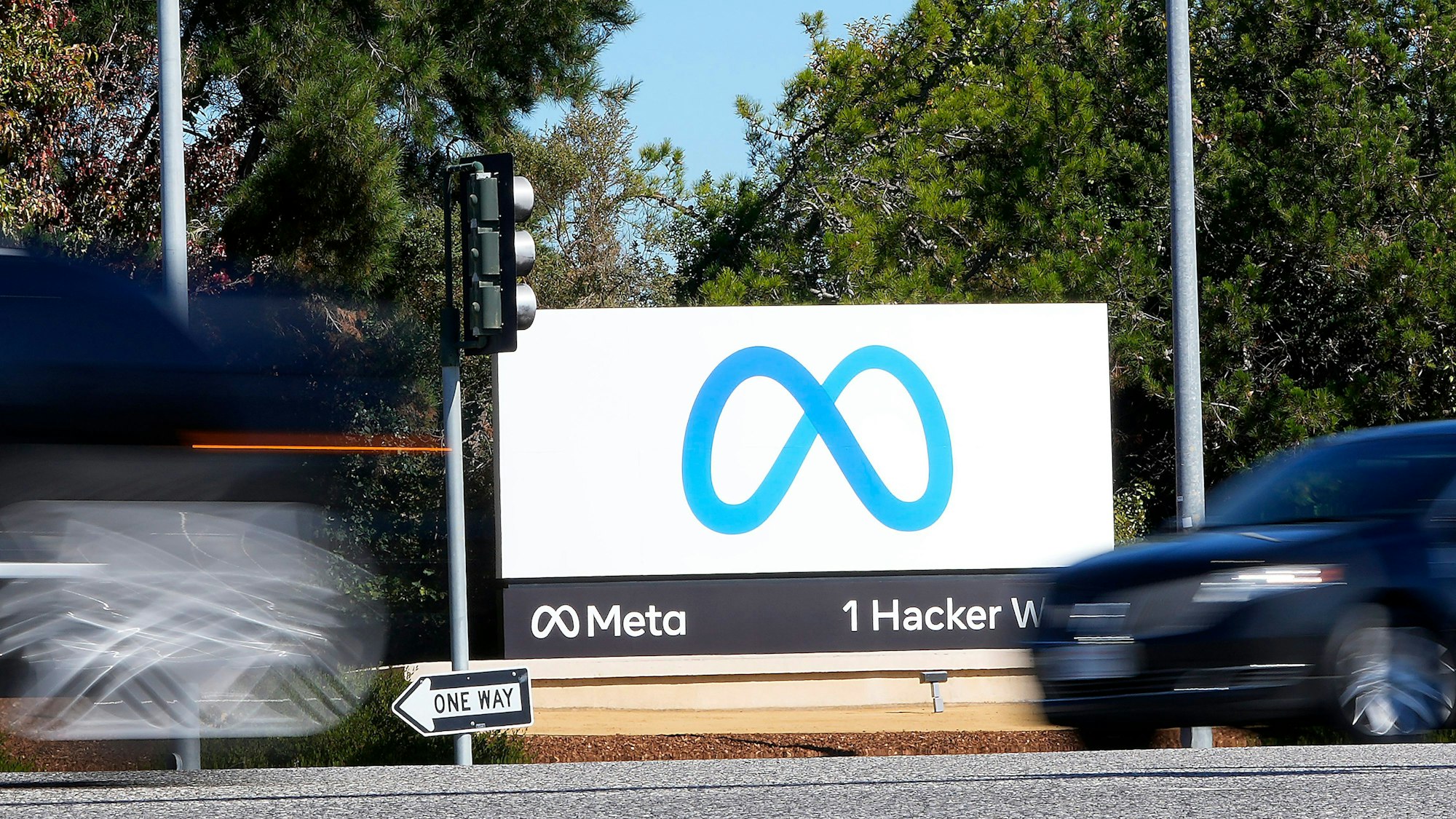 Ein Meta-Zeichen in der Unternehmenszentrale in Menlo Park. Facebook feiert dieser Tage seinen 20. Geburtstag.