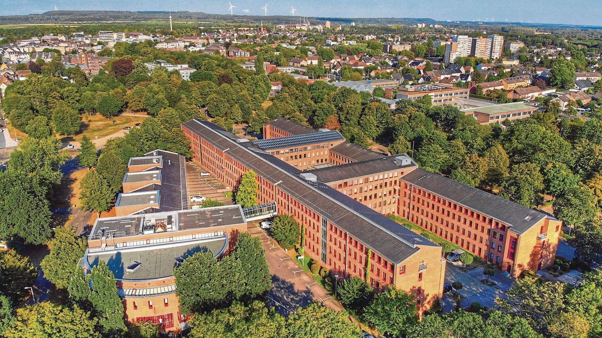 Ein großes Verwaltungsgebäude aus der Luft.