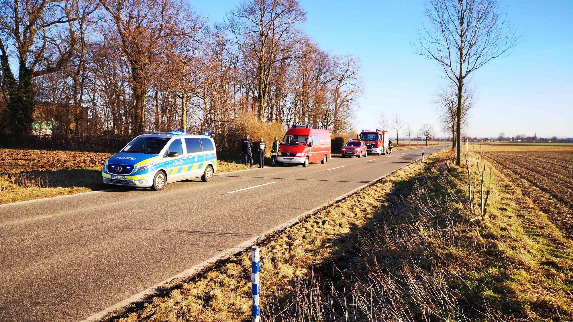 In Bedburg wurde in den vergangenen Tagen Mengen an Müll nahe der Straße nach Rath und eine giftige Substanz in der Nähe von Kaiskorb gefunden. Polizei und Feuerwehr rückten aus.