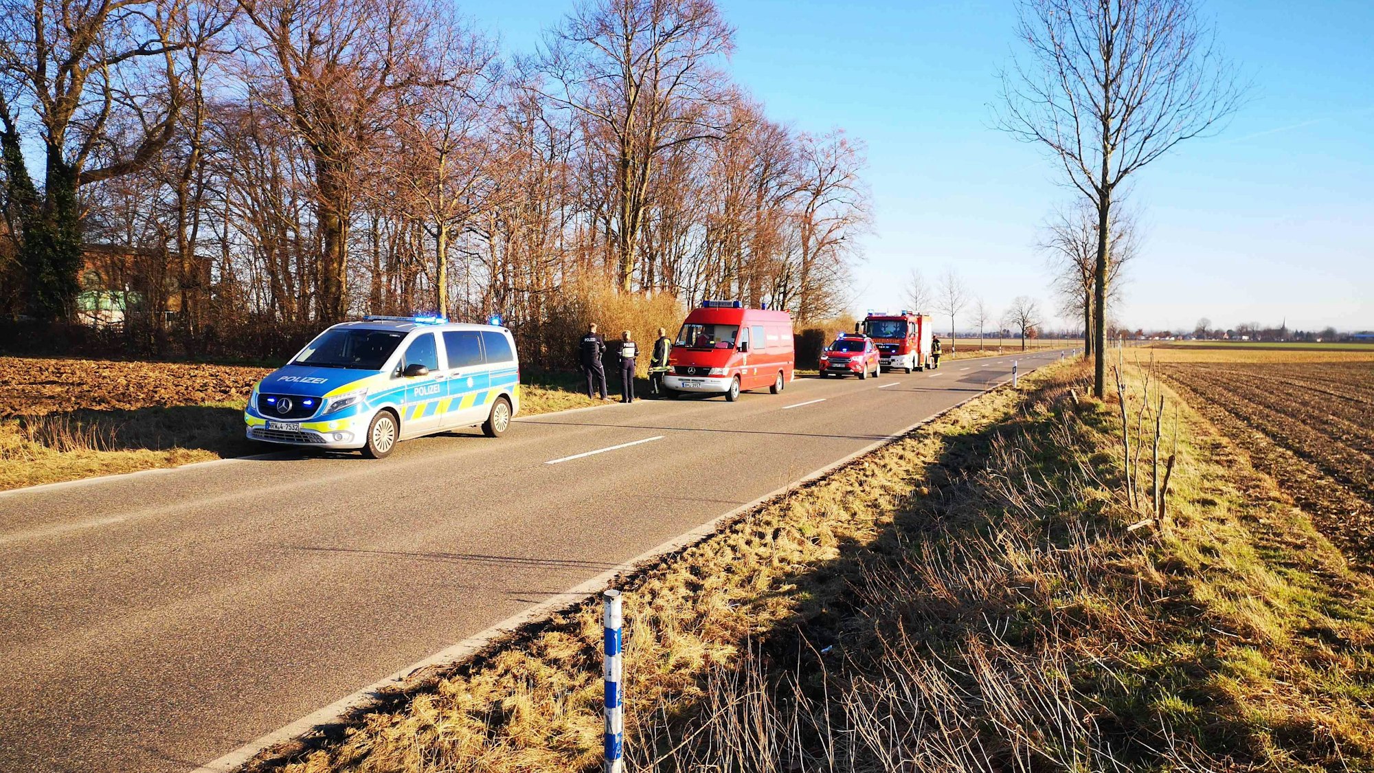 In Bedburg wurde in den vergangenen Tagen Mengen an Müll nahe der Straße nach Rath und eine giftige Substanz in der Nähe von Kaiskorb gefunden. Polizei und Feuerwehr rückten aus.