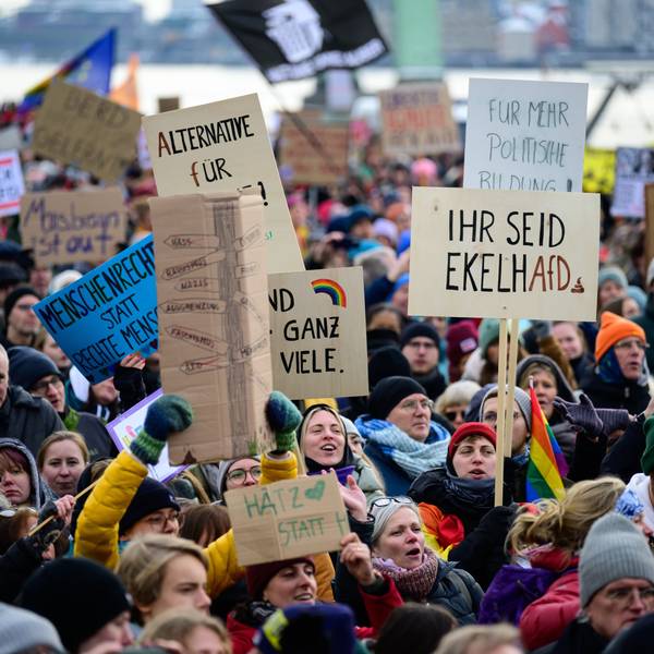 Rund 70.000 Menschen waren dem Aufruf zur Kundgebung gegen die AfD am 21. Januar an der Deutzer Werft gefolgt. Zu sehen sind Demonstrierende mit zahlreichen Transparenten.