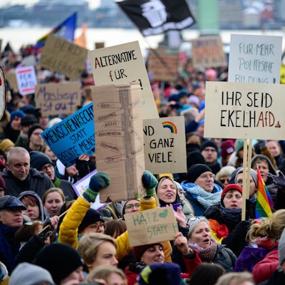 Personen demonstrieren an der Deutzer Werft.