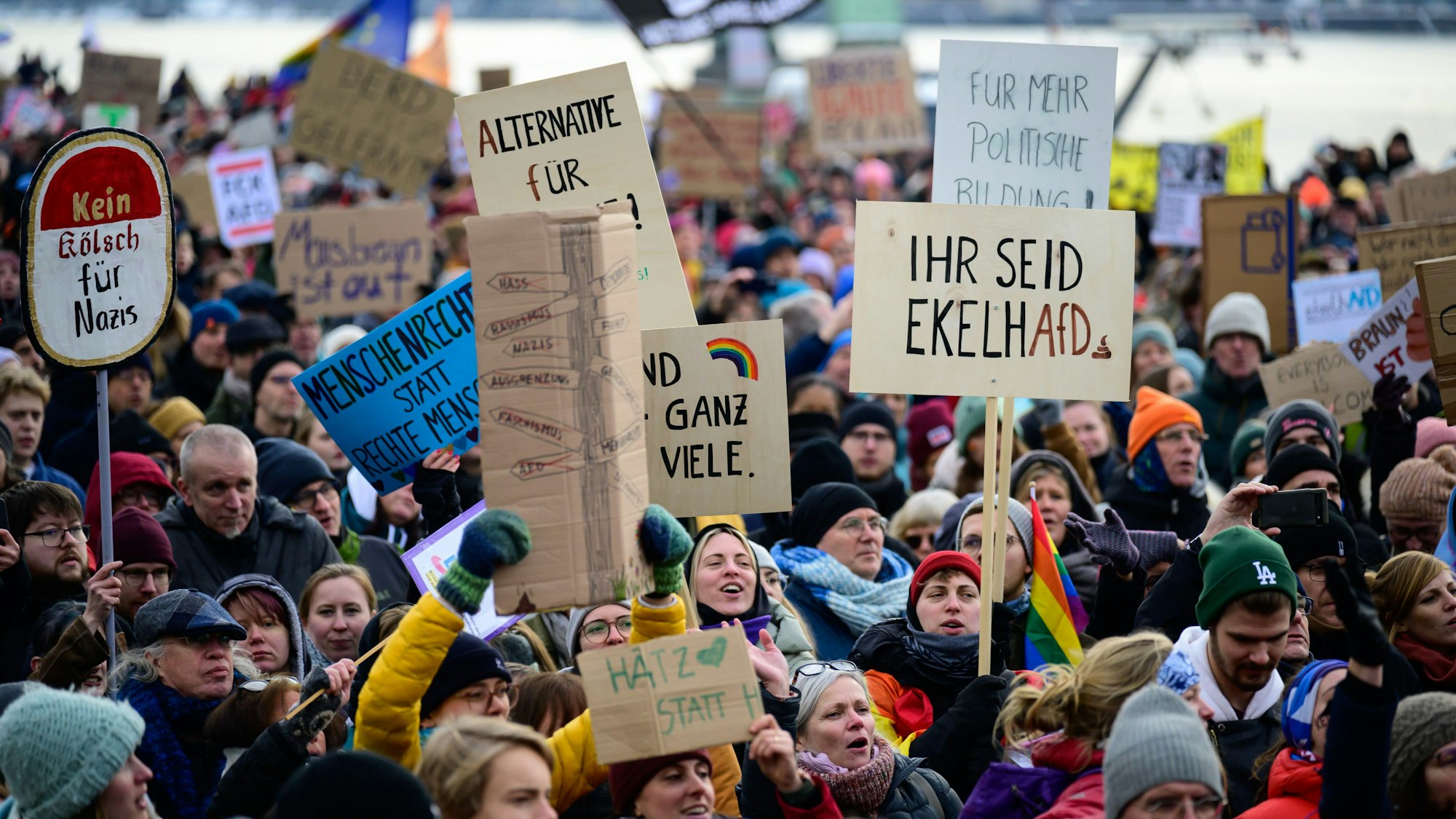 Rund 70.000 Menschen waren dem Aufruf zur Kundgebung gegen die AfD am 21. Januar an der Deutzer Werft gefolgt. Zu sehen sind Demonstrierende mit zahlreichen Transparenten.