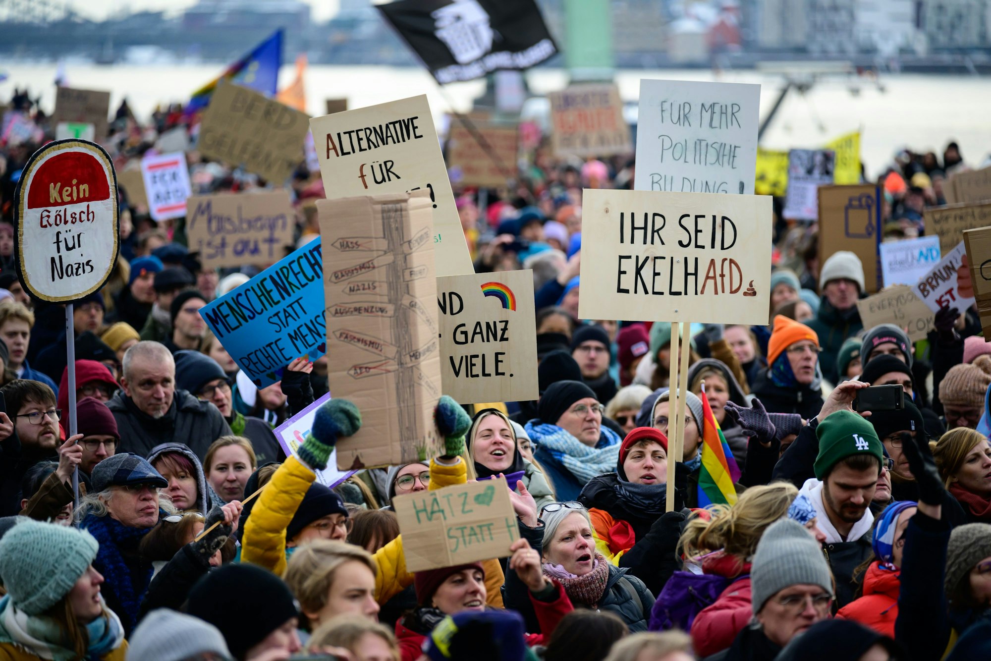 Teilnehmer der Kölner Demo gegen Rechts auf der Deutzer Werft