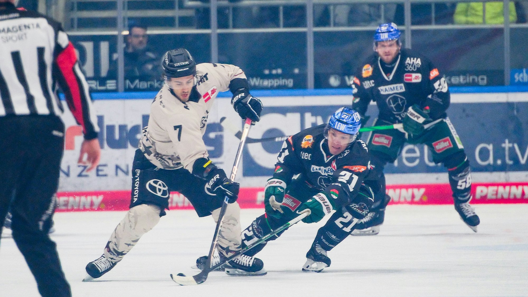 Jere Karjalainen von den Augsburger Panthern (r) in Zweikampf mit Nicholas Bailen von den Kölner Haien.