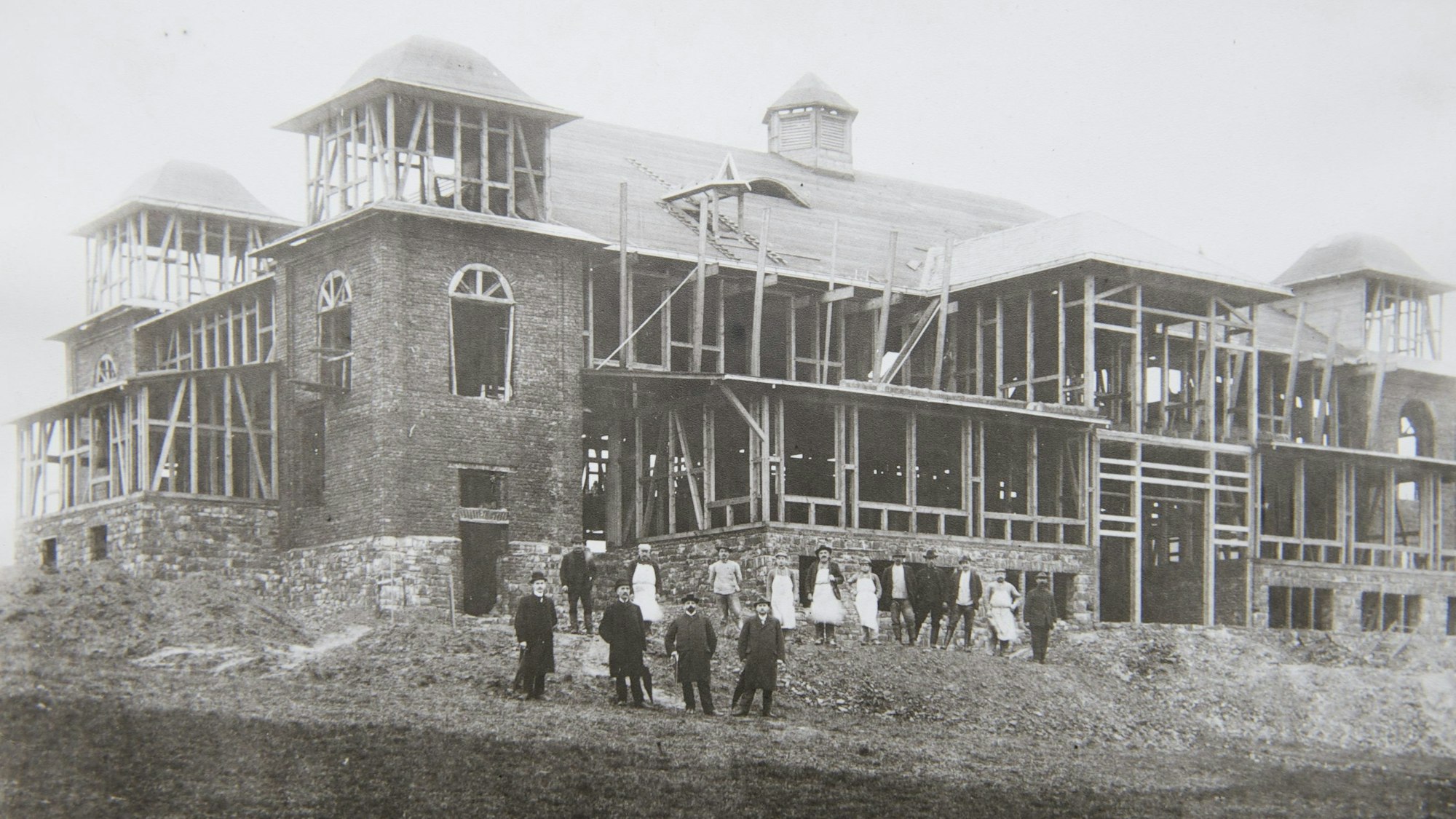 Historisches Foto: Die Schützenburg auf dem Gummersbacher Steinberg im Bau.