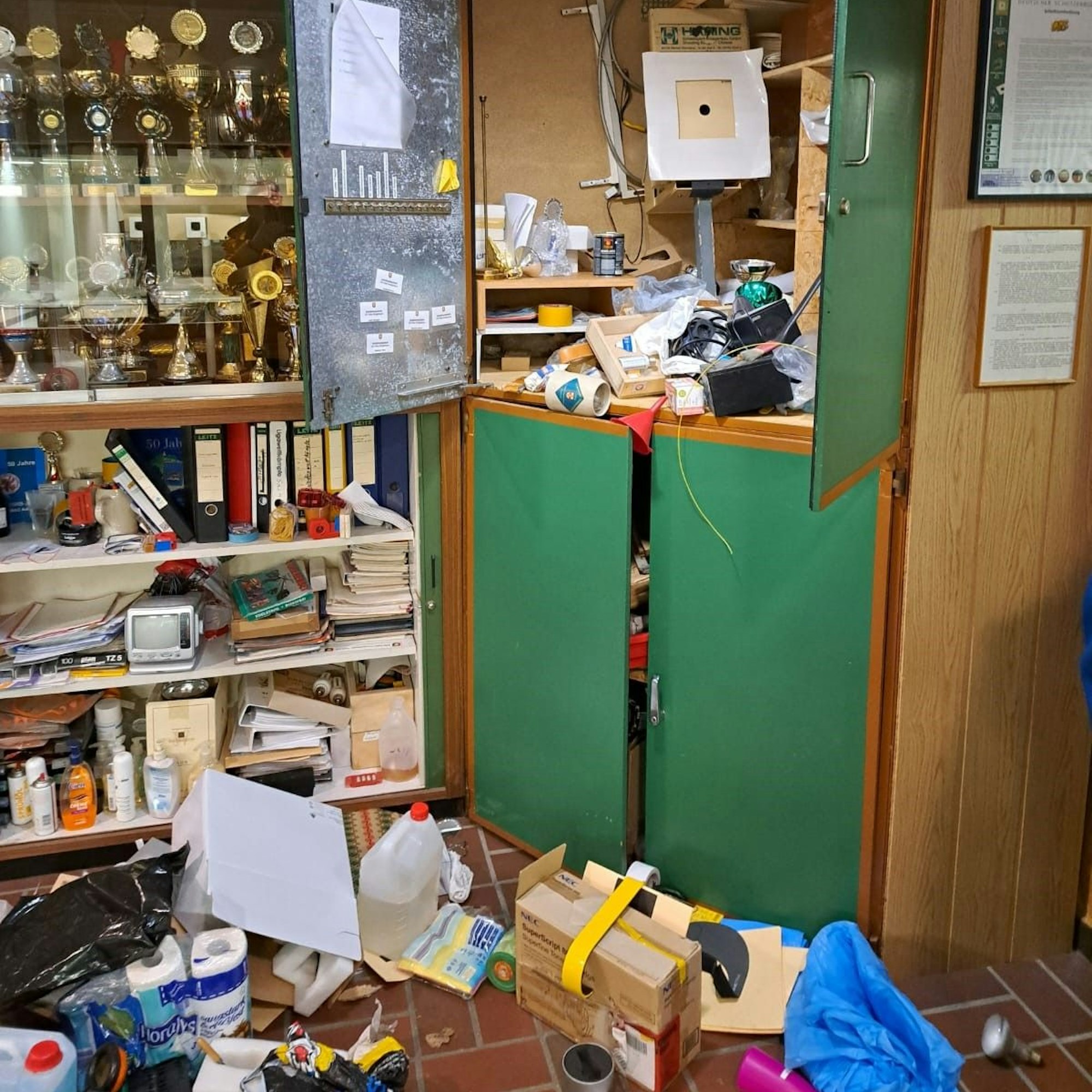 Die Täter haben Schränke durchwühlt.