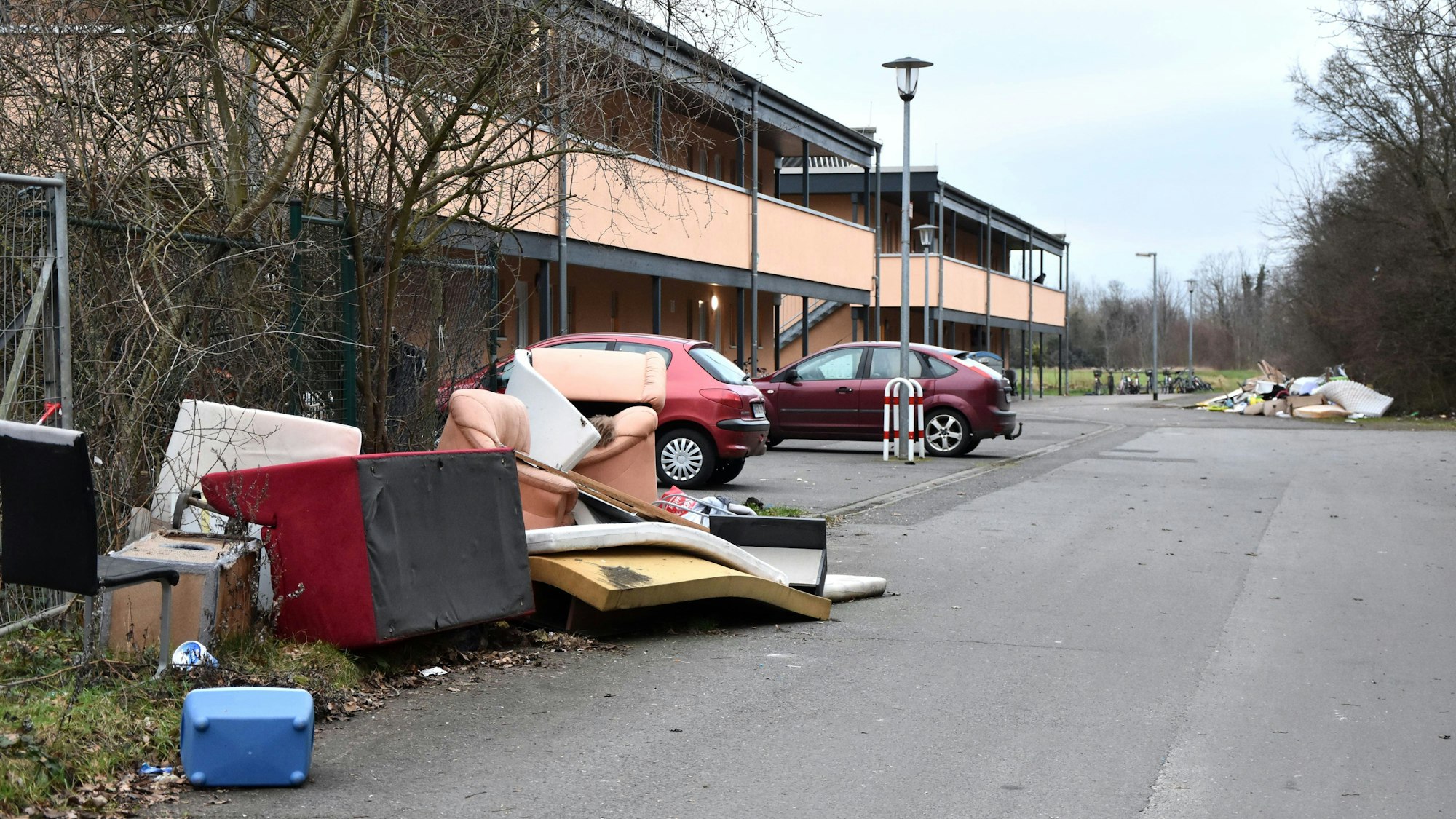 Sofas, Matratzen und vieles mehr: Seit Monaten sammelt sich vor der Notunterkunft an der Nußbaumallee der Sperrmüll an.