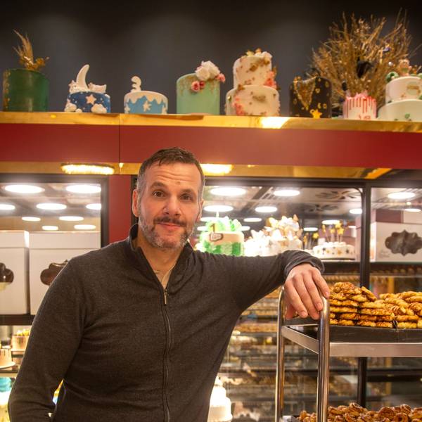 Ein Mann zwischen Gebäck und Kuchen.