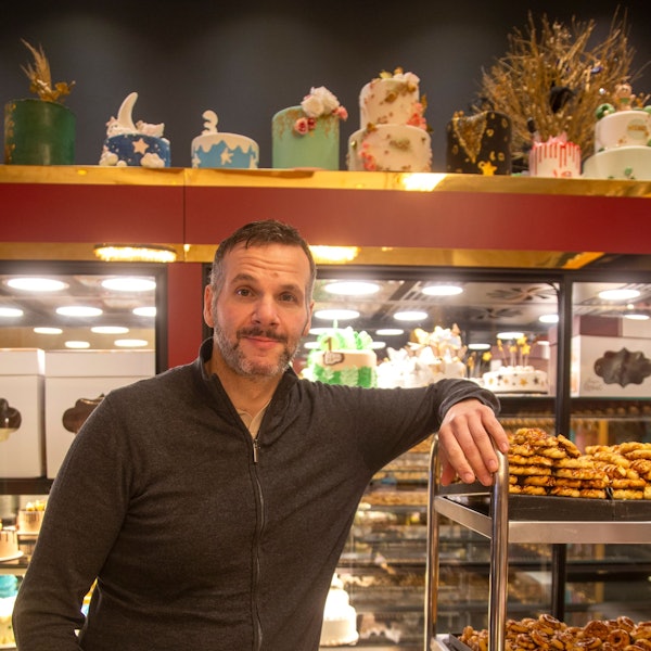 Ein Mann zwischen Gebäck und Kuchen.