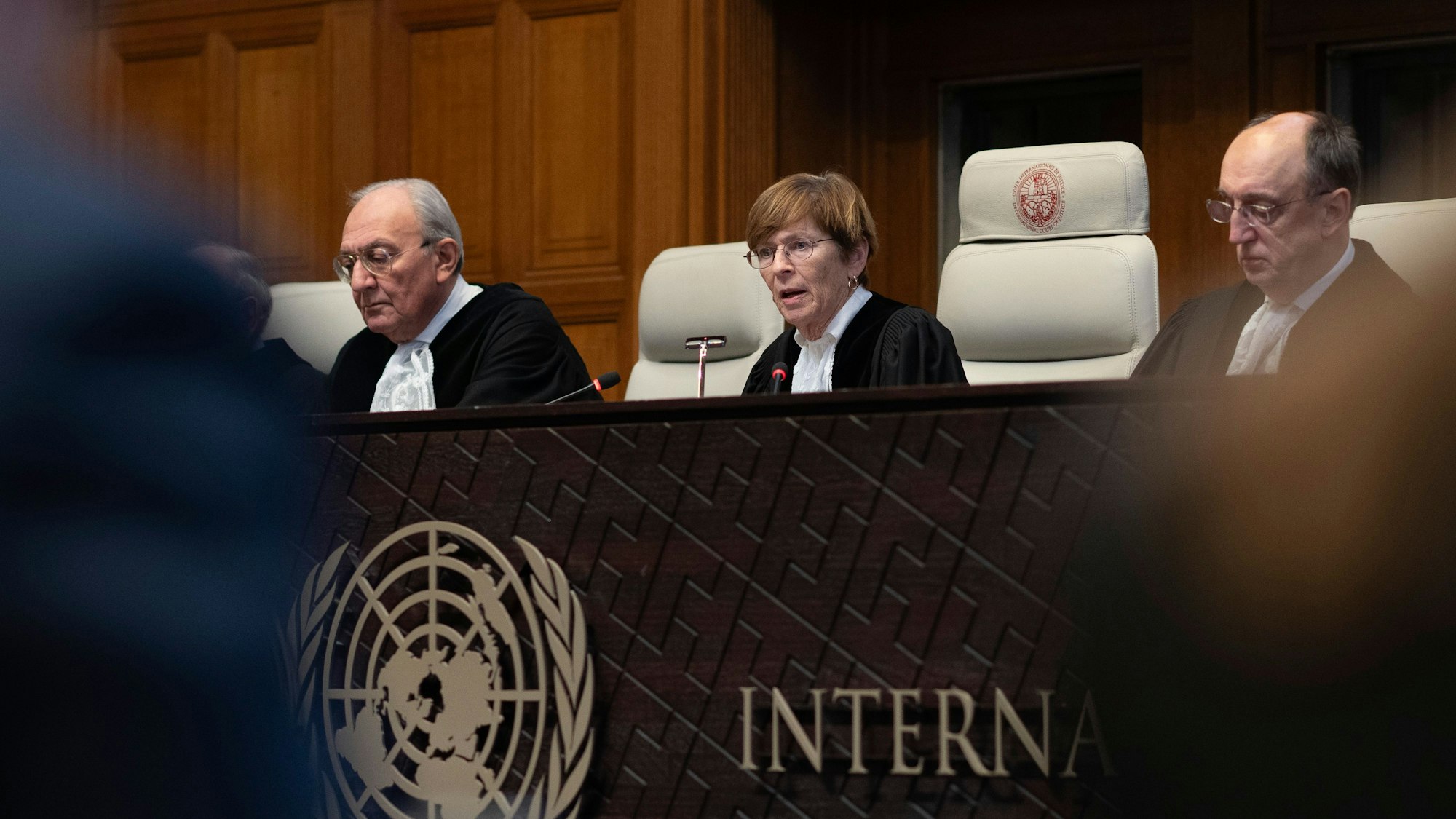 UN-Gerichtshof in Den Haag: Joan Donoghue (m.), Vorsitzende Richterin, verliest die Entscheidung des obersten Gerichtshofs der Vereinten Nationen über die Zuständigkeit für eine Klage von Ukraine gegen Russland.