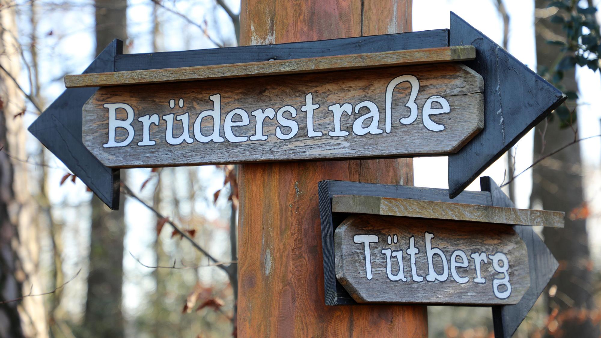 Zwei Schilder weisen die Brüderstraße sowie den Weg zum Tütberg aus