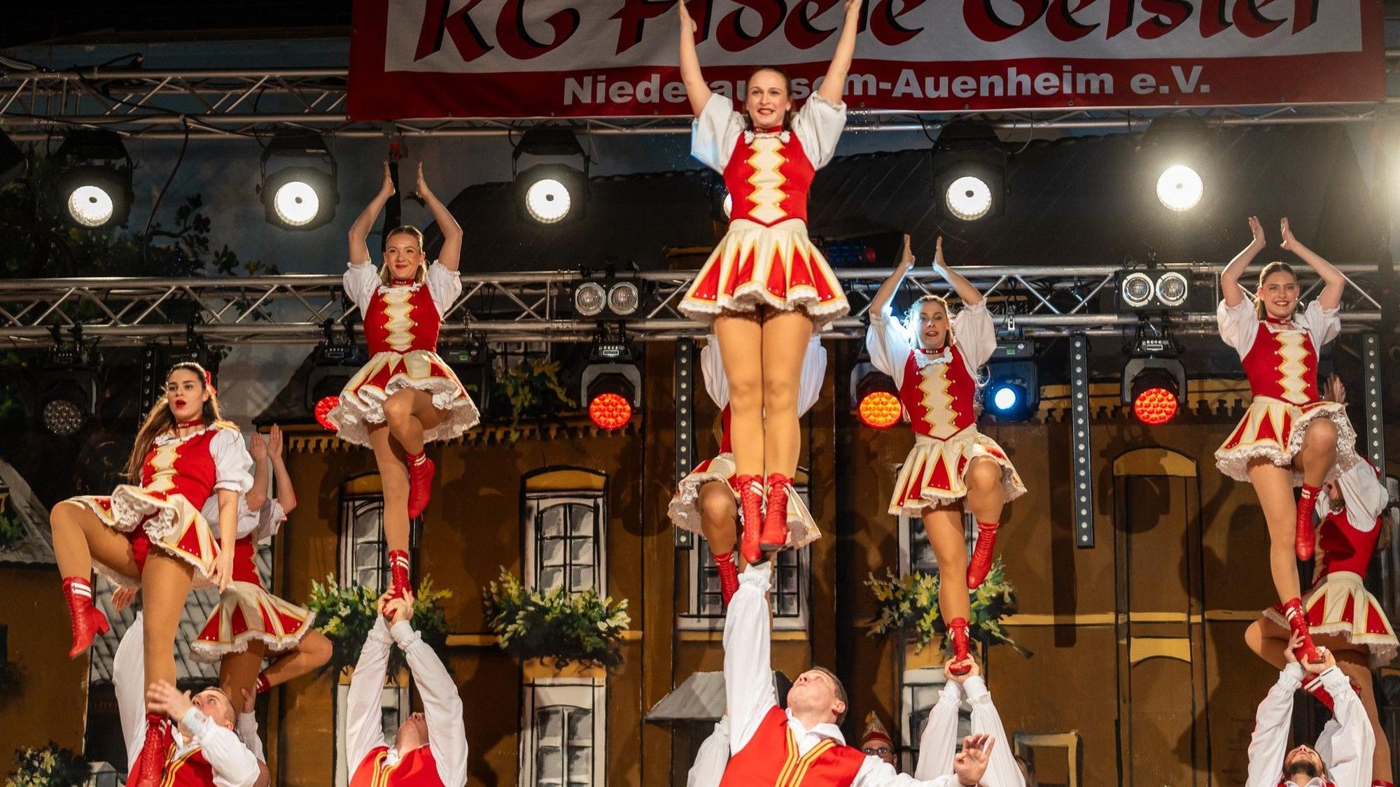 Das Tanzcorps Colonia Rut Wiess mit ihrem Tanzpaar Simone Franzen und Tim Tonat in der Mitte.